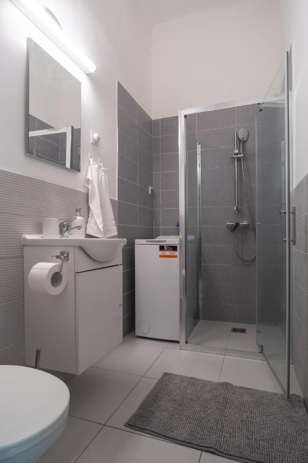 Very Central 1-Br Apt With Patio Apartment Budapest Ngoại thất bức ảnh